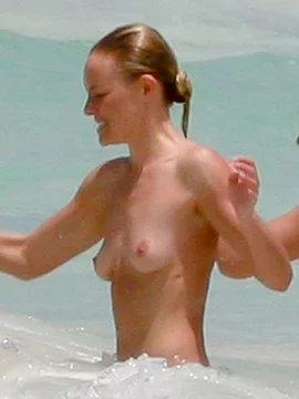 Кейт Босуорт купается топлес - 38