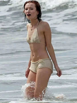 Эмили Браунинг в нижнем белье или купальнике - 11