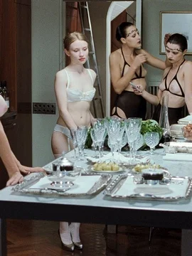 Полностью голая Эмили Браунинг в кино - 18