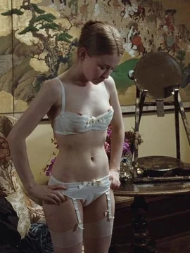 Полностью голая Эмили Браунинг в кино - 20