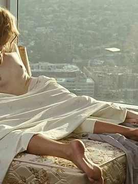 Полностью голая Эмили Браунинг в кино - 34