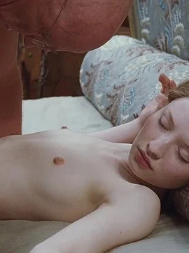 Полностью голая Эмили Браунинг в кино - 50