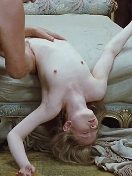 Полностью голая Эмили Браунинг в кино - 51