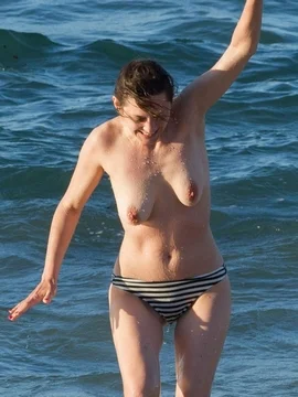 Голая Марион Котийяр купается в море - 45