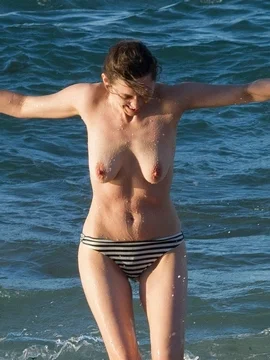 Голая Марион Котийяр купается в море - 47