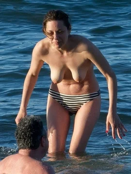 Голая Марион Котийяр купается в море - 48