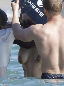 Голая Марион Котийяр купается в море - 52