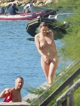 Голая Марион Котийяр купается в море - 58