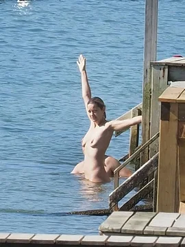 Голая Марион Котийяр купается в море - 59