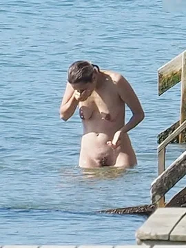 Голая Марион Котийяр купается в море - 61