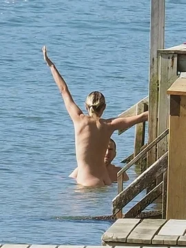 Голая Марион Котийяр купается в море - 62