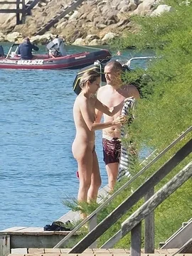 Голая Марион Котийяр купается в море - 64