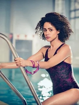 Натали Эммануэль в нижнем белье или купальнике - 13