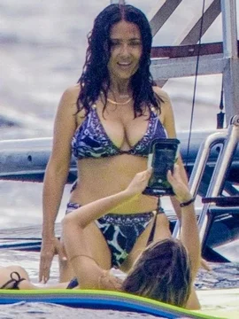 Сальма Хайек в нижнем белье или купальнике - 39