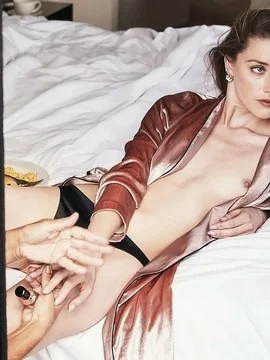 Засветы голой груди Эмбер Херд - 32