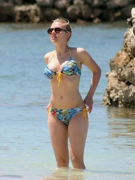 Скарлетт Йоханссон в нижнем белье или купальнике - 15