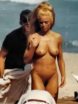 Полностью голая Мадонна - 37