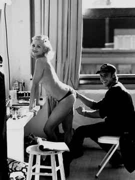 Полностью голая Мадонна - 48