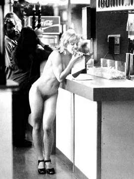 Полностью голая Мадонна - 52