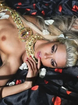 Голая грудь и попа Карины Зверевой - 51