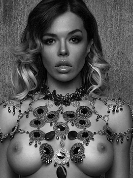 Голая грудь и попа Карины Зверевой - 63